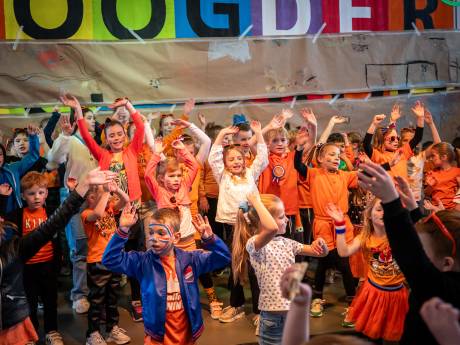 Regenboogschool Bergeijk kleurt oranje tijdens Koningsspelen