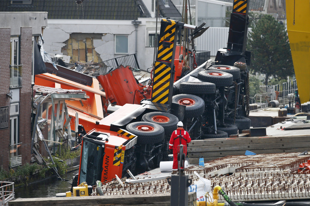 In 2015 vielen in Alphen aan den Rijn twee hijskranen om toen ze een brugdek hesen. Beeld ANP