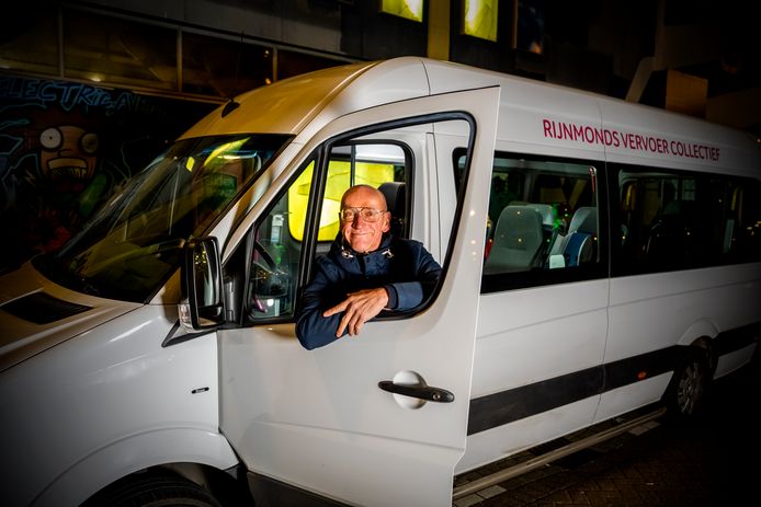 Gerard Olthaar. Hij is theatermaker en uiteraard blij dat zijn sector weer open mag. In de tussentijd is hij taxichauffeur geworden en rijdt hij kwetsbare kinderen naar de Groene Burcht in Capelle.