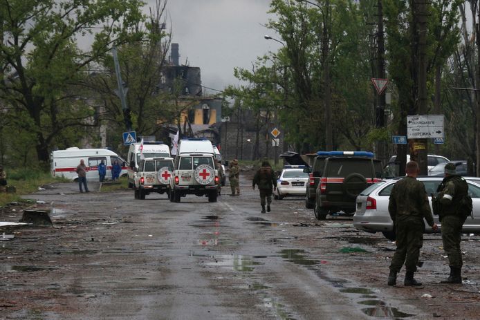 Wagens van het Rode Kruis rijden af en aan bij de Azovstaal-fabriek in Marioepol om de evacuatie van de Oekraïense strijders mee te observeren en in goede banen te leiden.
