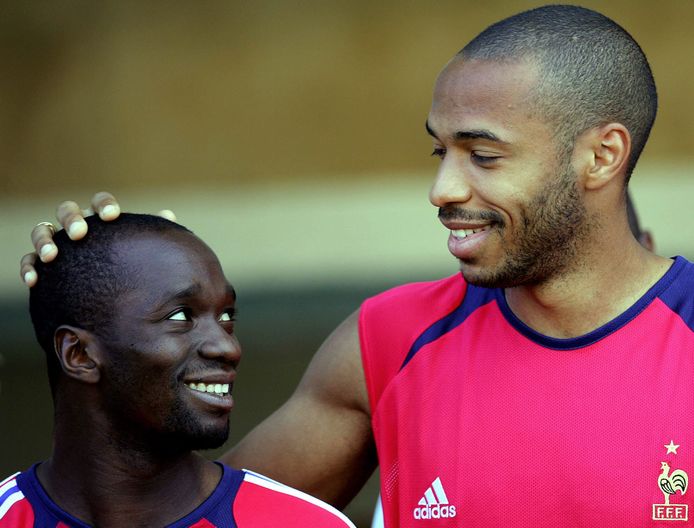 Bij de Franse nationale ploeg, met Thierry Henry die hem over de bol aait.