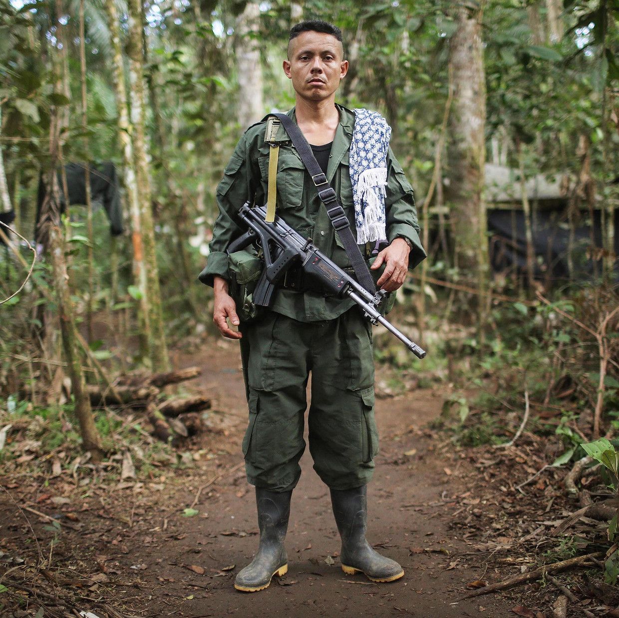 Farc-strijder Wilson poseert bij het tentenkamp voor de Tiende Conferentie op de Yari-vlakten. Beeld Getty Images