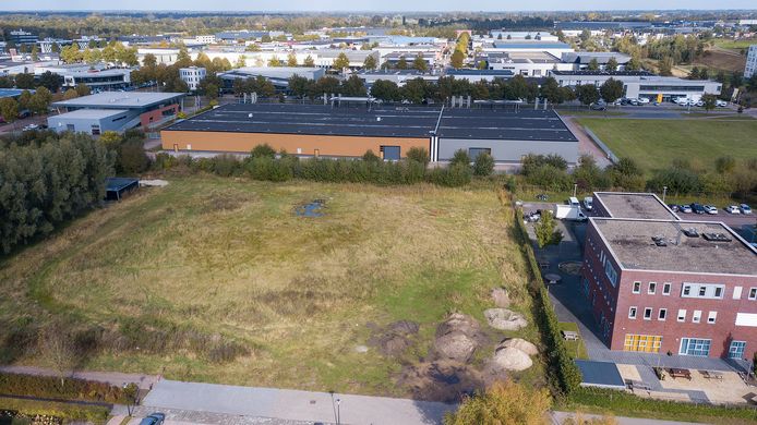 Op deze plek, aan De Bovenkruier, moeten de negen hufterwoningen komen in Apeldoorn. Rechts de locatie van zorgverlener Riwis.