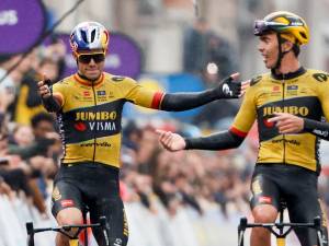 Le geste de Wout van Aert pour Christophe Laporte fait débat: “Il va le regretter”