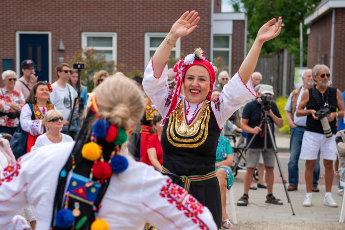 De Bulgaarse dansgroep Zdravets uit Gent trad zondag op de Molenstraatfeesten op.