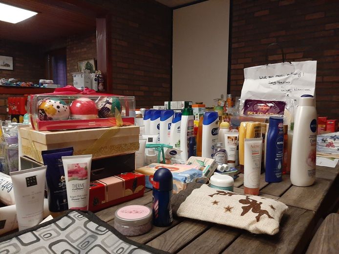 Het OCMW van Herselt deelt voor de derde keer kerstpakketten uit.