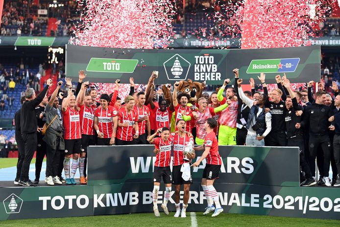 Belachelijk Garderobe Doornen PSV en Yorbe Vertessen winnen spectaculaire bekerfinale tegen Ajax na  droomstart tweede helft | Eredivisie | hln.be