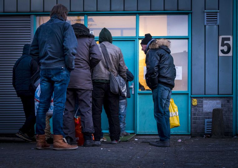 Haagse daklozen bereiden zich voor op een nacht in de winteropvang. Beeld ANP