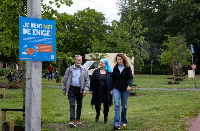 Christ Koppelmans, Ghita Hergarden en Fiona Jongejans op de wandelroute van Hallo! in de wijk Achtse Barrier.