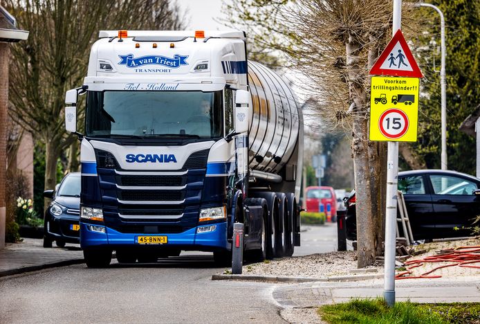 Gele borden wijzen de chauffeurs op de adviessnelheid van 15 kilometer per uur.