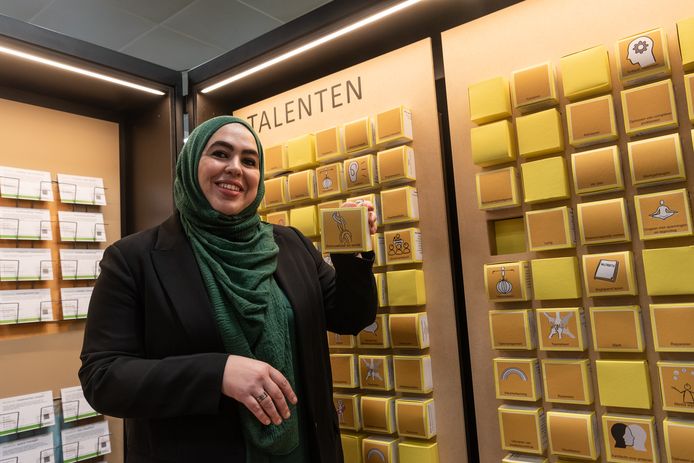 Amersfoortse wethouder Nadya Aboyaakoub-Akkouh, tevens voorzitter van het Regionaal Werkbedrijf, bij de themawanden in het nieuwe Werkcentrum.