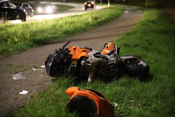 De motor kwam op het naastgelegen fietspad tot stilstand.