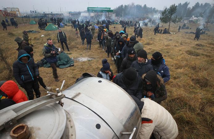 Duizenden migranten zitten vast in een niemandsland tussen Wit-Russische ordetroepen en de Poolse grens.