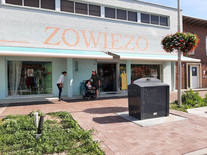 Damesmodezaak Zowiezo, bij de Westermarkt, met voor de deur de gehekelde afvalcontainer.