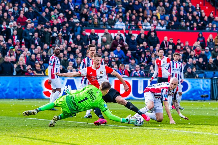 Feyenoord-spits Róbert Bozeník in actie tegen Willem II.