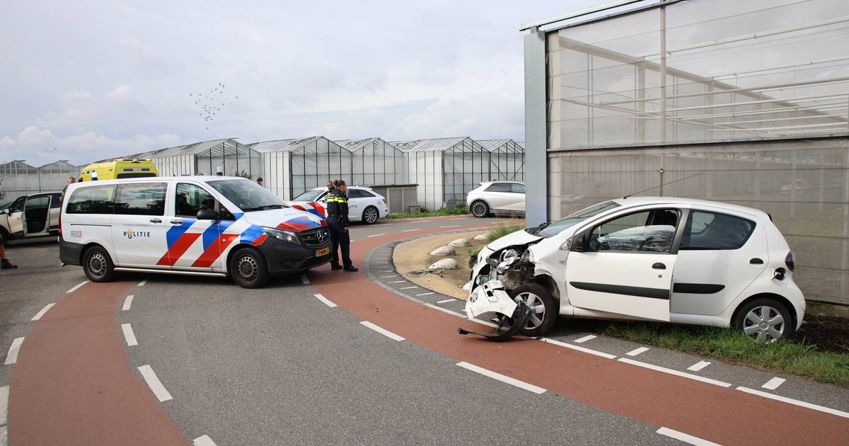 Auto en vrachtwagen op elkaar gebotst op Veenakkerweg in Den Hoorn