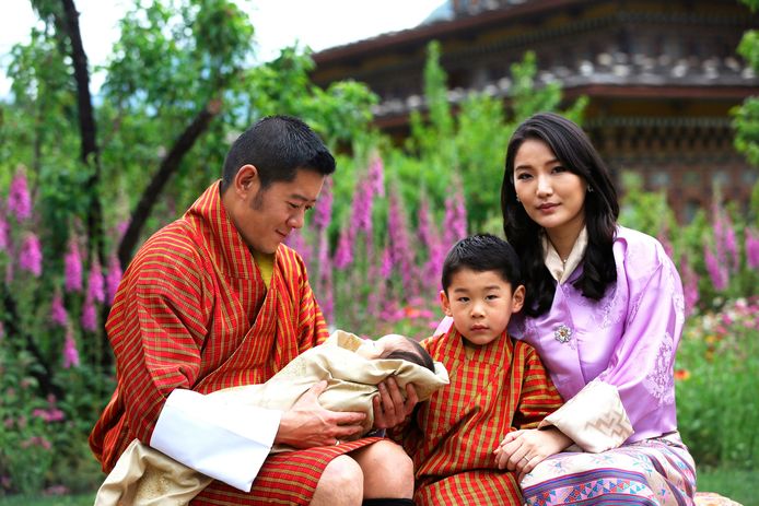 Il re Jigme Khesar Namgyel e la regina Jetsun Pema con i loro due figli.