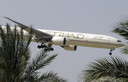 L'Airbus A330-200 a atterri sans encombre à l'aéroport de Jakarta et les personnes blessées ont été prises en charge par des équipes médicales au sol, selon la compagnie.