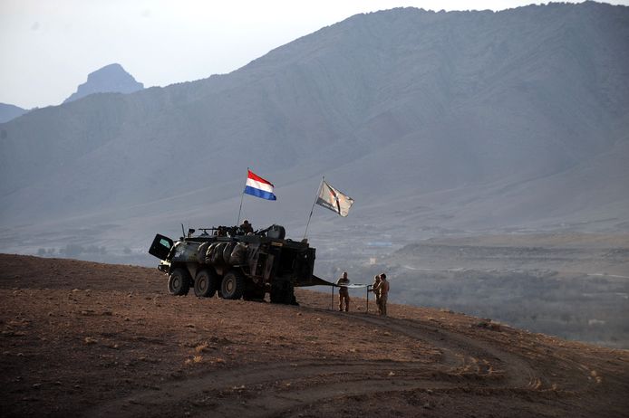Nederlandse militair op patrouille bij Chora.
