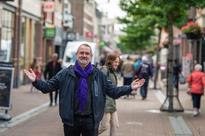 Chris Schouten in de Hoofdstraat in Apeldoorn. Waar zijn hier openbare toiletten?