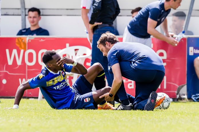 Elton Kabangu ligt met pijn op de grond tijdens UDI'19 - Willem II.