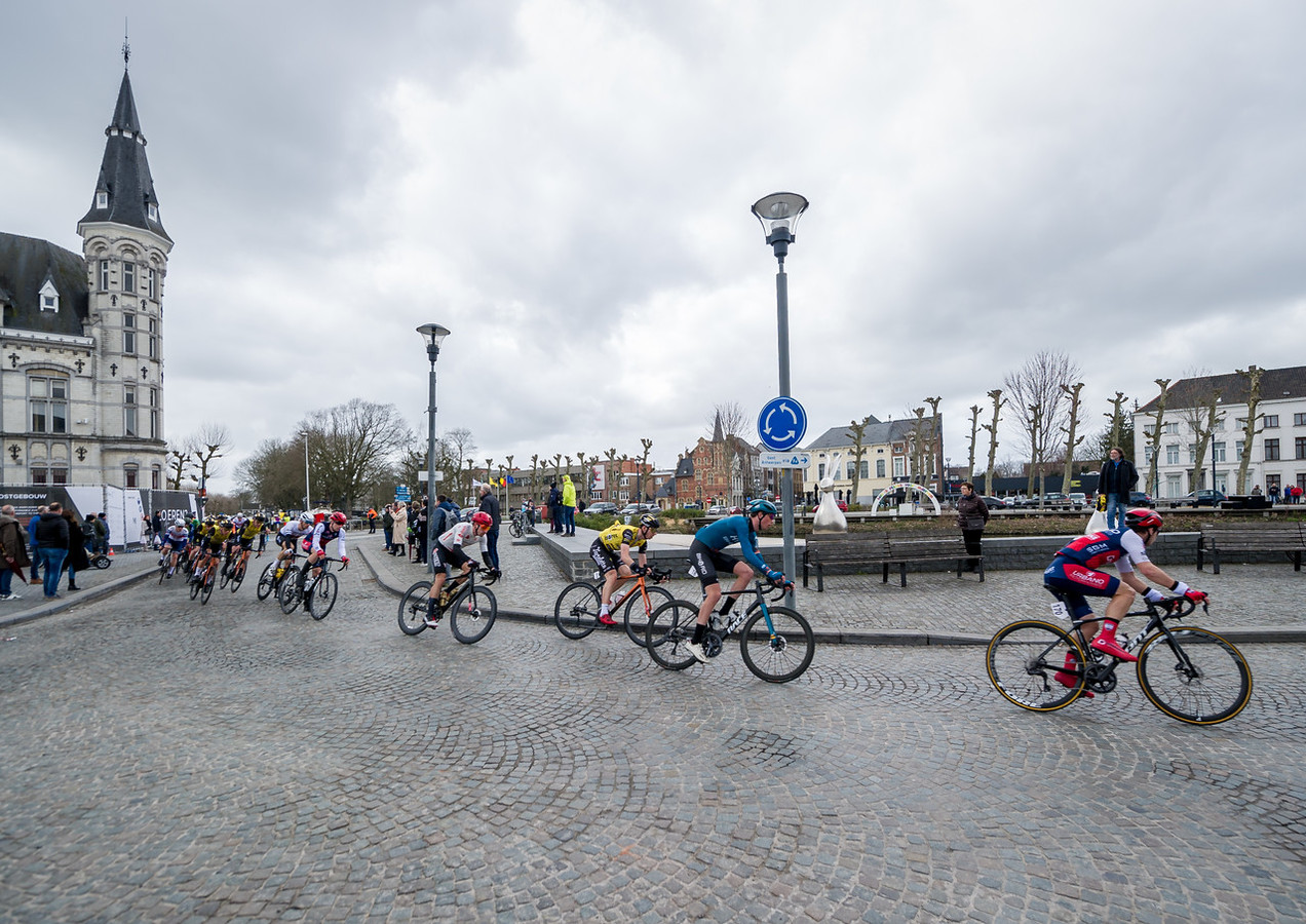 IN BEELD. Omloop van het Waasland start in Lokeren Foto hln.be