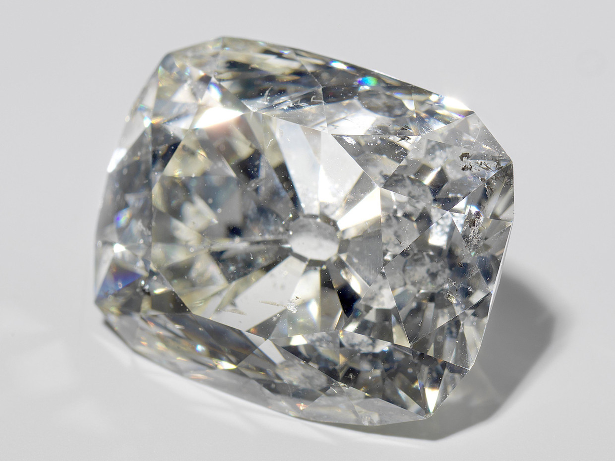 De diamant van Banjarmasin, in het Rijksmuseum Amsterdam. Een ruwe diamant van zeventig karaat werd in de negentiende eeuw in Indonesië ‘in beslag genomen’ en naar Nederland gestuurd.  Beeld Rijksmuseum Amsterdam