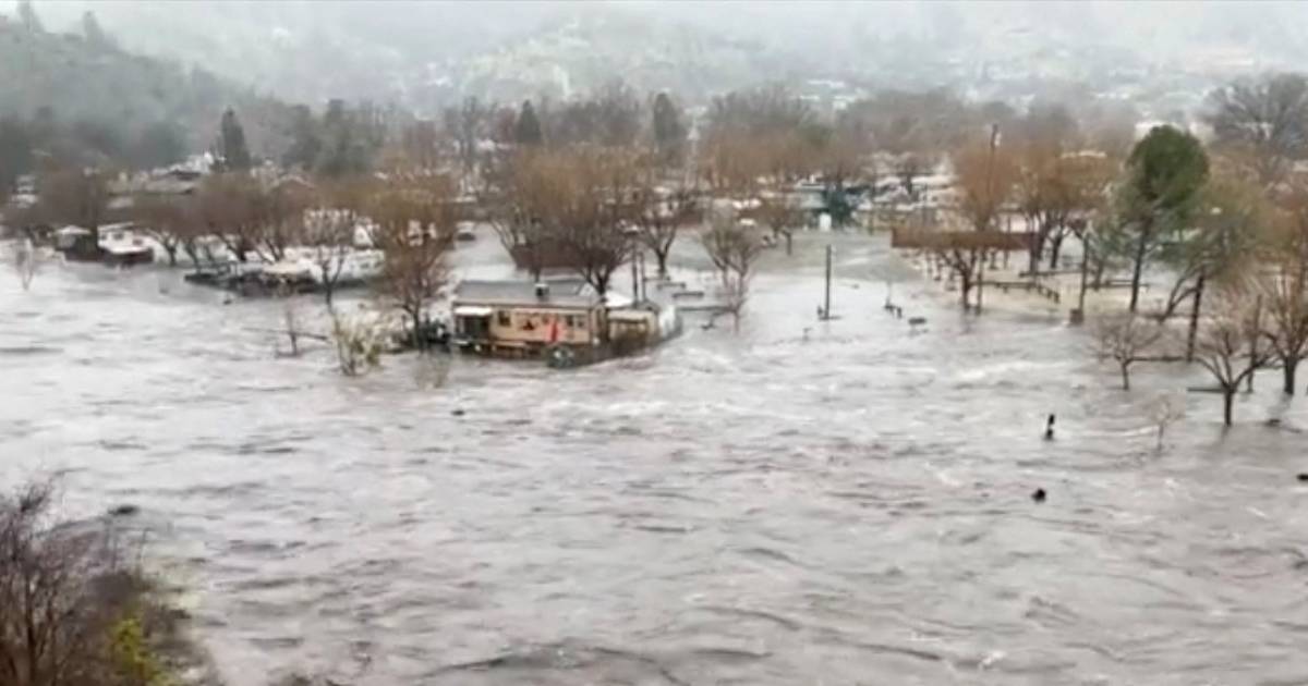 At least two people were killed by rain and floods in California, and more nuisance threatens |  outside