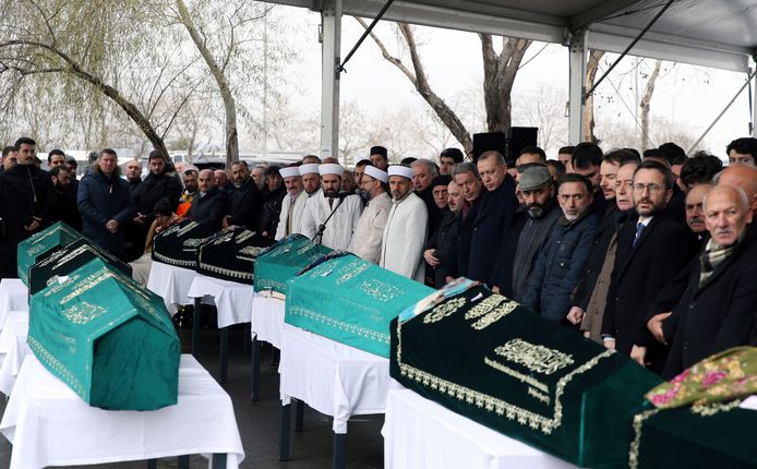 Turkse president Recep Tayyip Erdogan woont een begrafenis van negen dodelijke slachtoffers bij.