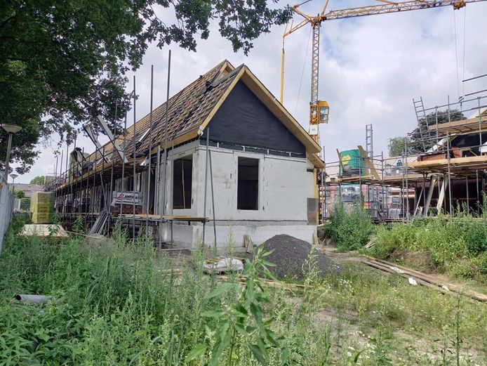 De nieuwbouw van de eerste noabershof is aan de Rijssense Wilhelminastraat in volle gang.