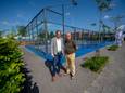 Edwin Doomen en René Franken bij LTC de Zoom met achter hen de padelbanen en daarachter de tennisbanen.