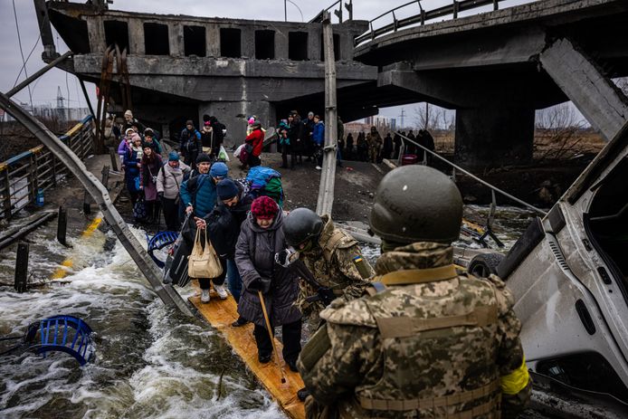 Oekraïners proberen de stad Irpin te ontvluchten, foto genomen op 7 maart 2022.