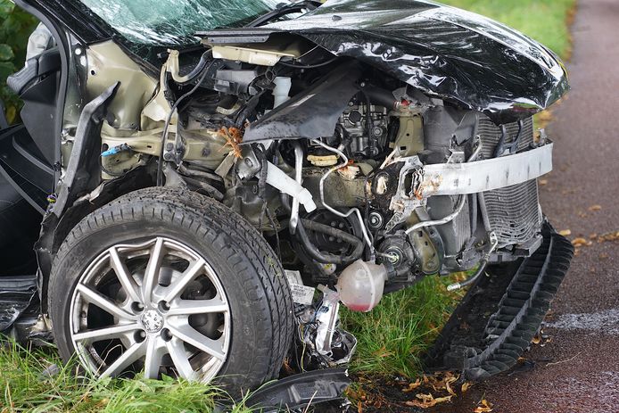 Ongeluk in Oudenbosch: auto botst tegen boom, drie gewonden