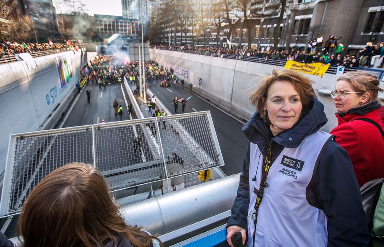 Gerbrig Klos, waarnemer van Amnesty International, bij de demonstratie van Extinction Rebellion in Den Haag.  Beeld Frank Jansen