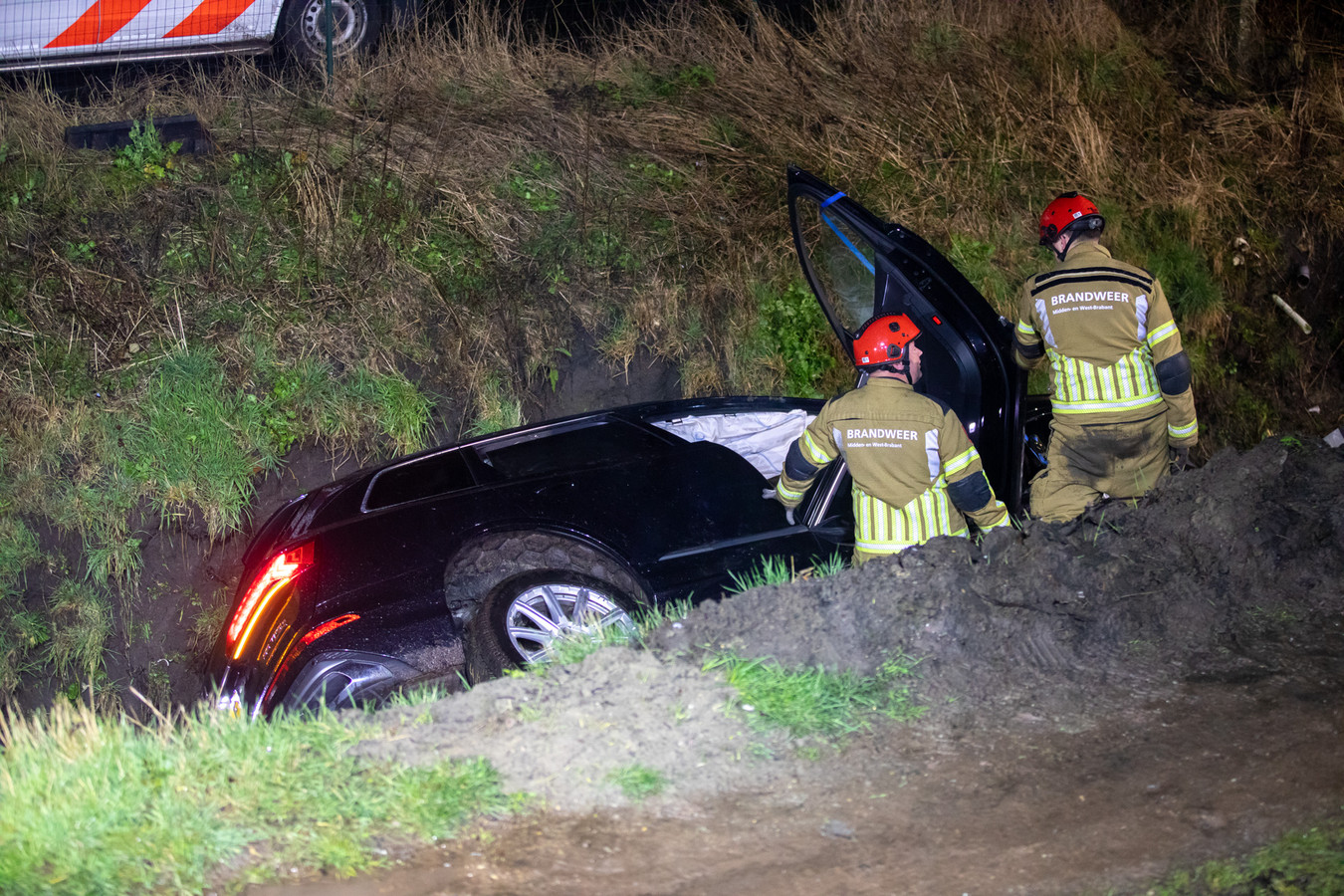 Auto rijdt in sloot in Oudenbosch, mogelijk tijdens achteruit rijden