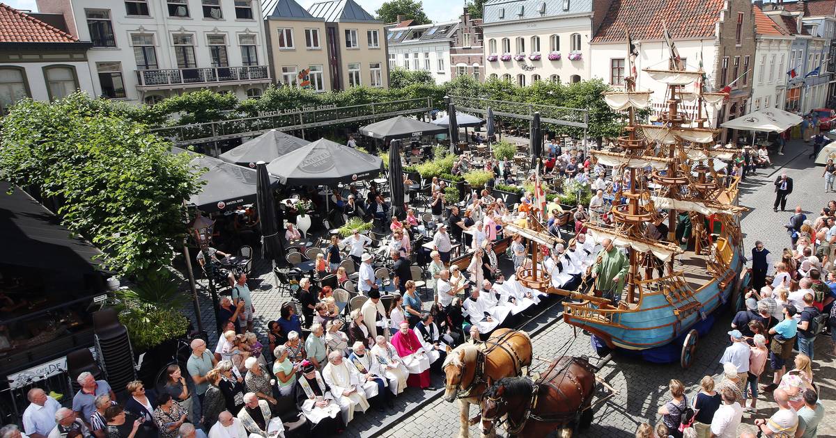 Bezoekers genieten van stoet door Bergen op Zoom ‘De Maria Ommegang is