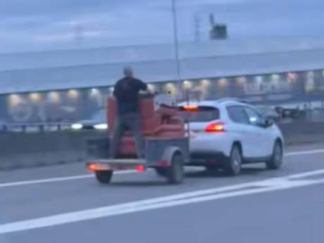 Scène surréaliste sur l’autoroute à Seraing: il tient deux canapés debout sur une remorque 