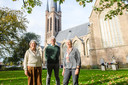 Marianne de Lange, Vincent Smit en Annemiek Bos-Smit (van links naar rechts) bij de Martinuskerk in Princenhage. Op de achtergrond de glas-in-loodramen.