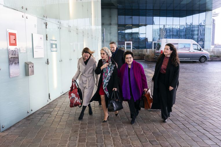 Advocaten Geert-Jan en Carry Knoops (paarse sjaal) komen samen met Nilüfer Gündogan (tweede van links) aan bij het gerechtshof. Beeld JEROEN JUMELET/ANP