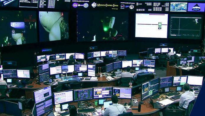 De AX-1 missie (te zien op de grote schermen) is losgekoppeld van het ISS, zoals waargenomen in de controlekamer van NASA.