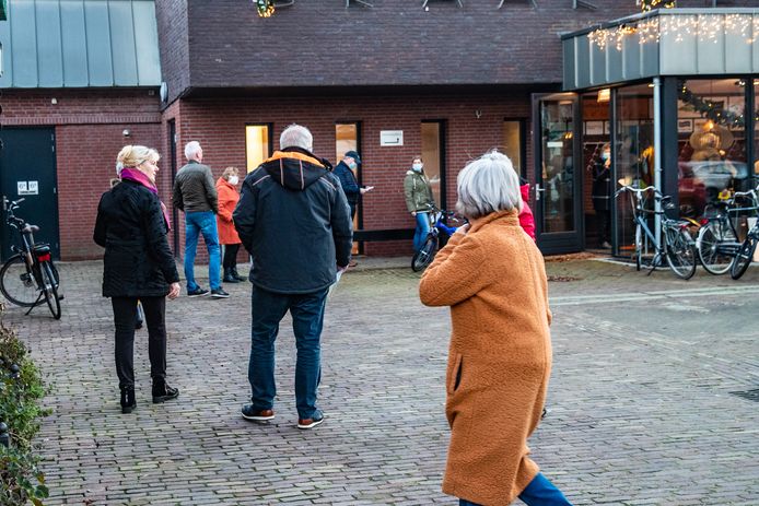 De 60-plussers van Bathmen stonden dinsdag 21 december tot buiten in de rij om versneld hun coronabooster te halen. De prikactie was een samenwerking tussen woon-, zorg- en dienstencentrum ’t Dijkhuis, Carinova, de GGD, Bathmense (oud)huisartsen, vrijwilligers van ’t Cultuurhuus en de gemeente Deventer.