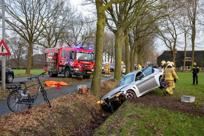 Een testrit met een 104.500 euro kostende Alfa Romeo eindigt in een sloot in Hulshorst.