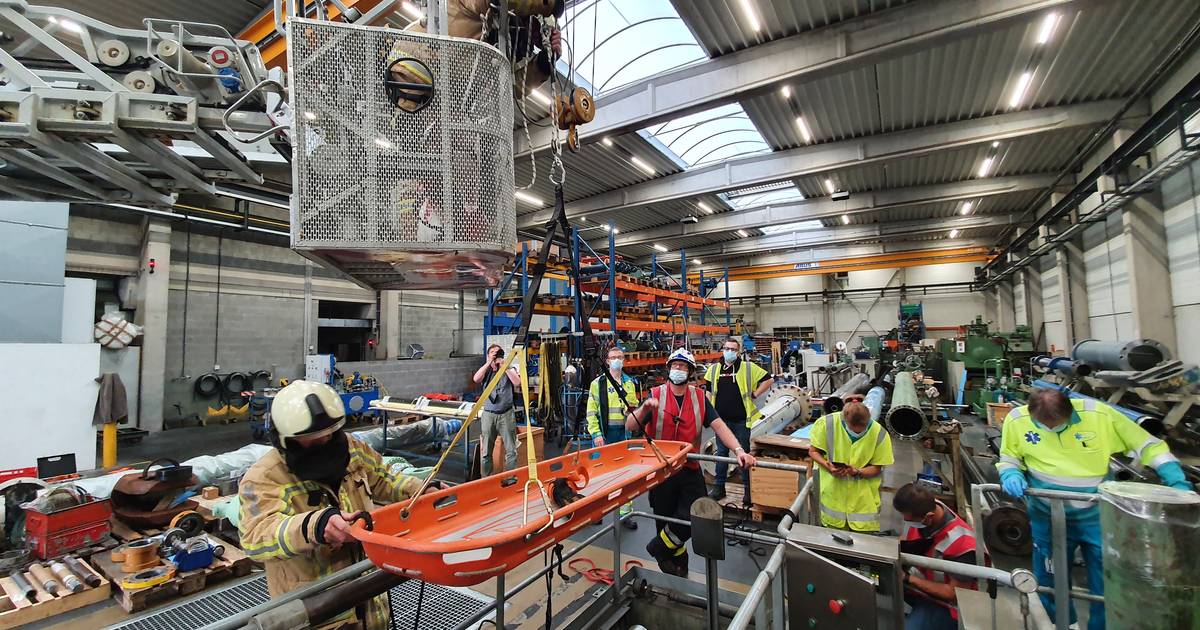 Werknemer valt in metersdiepe put en twee personen vermist in bedrijf vol rook RemB Hydraulics