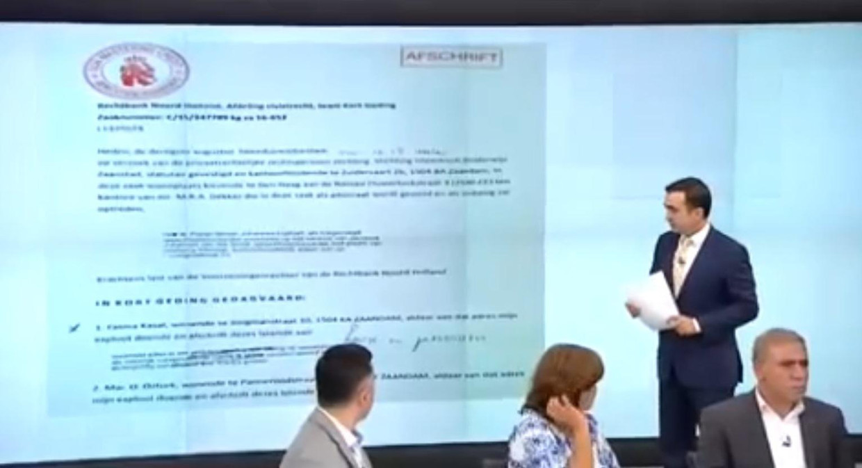 Dagvaarding van de school, getoond op de Turkse televisie. 'Een school gerund door de Fethullahistische Terreurorganisatie', zegt de presentator. Beeld   