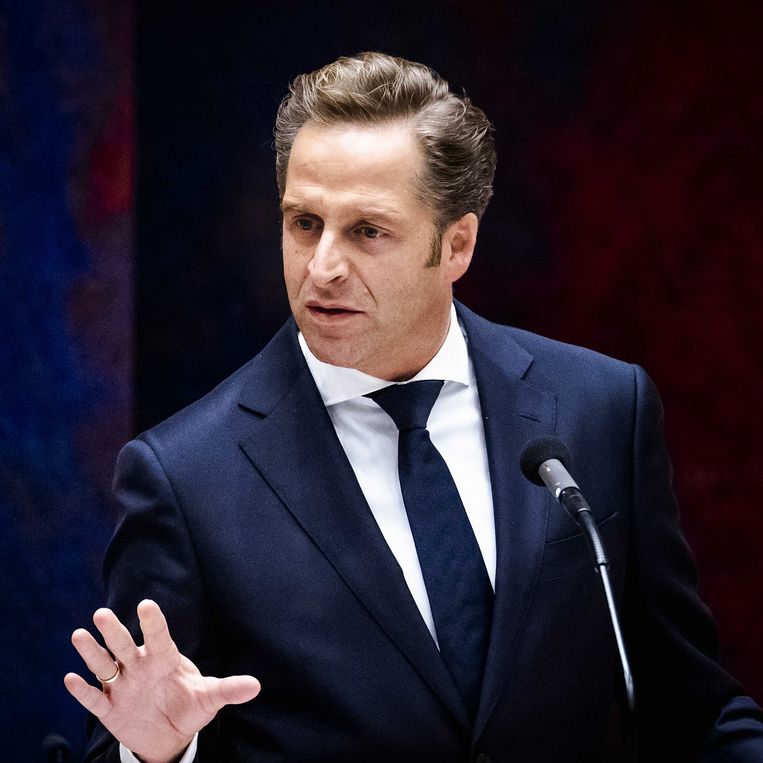 Arme Hugo de Jonge die tijdens het coronadebat dinsdag urenlang werd bevraagd over zaken die de ambtenarij normaliter hoort af te handelen.  Beeld ANP