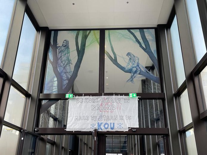 Spandoeken sieren het Amphia Ziekenhuis in Breda. Het gros van het personeel is bereid tot actie nu de cao-onderhandelingen zijn geklapt.