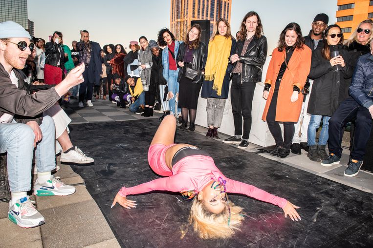 Ballroomfeestje in de rooftopbar The Suicide Club te Rotterdam.  Beeld Simon Lenskens