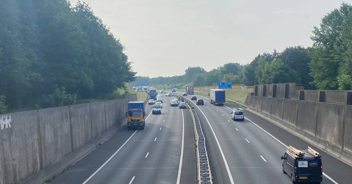 File op A1 na aanrijding met meerdere autos tussen Oldenzaal en Hengelo, vertraging loopt op.