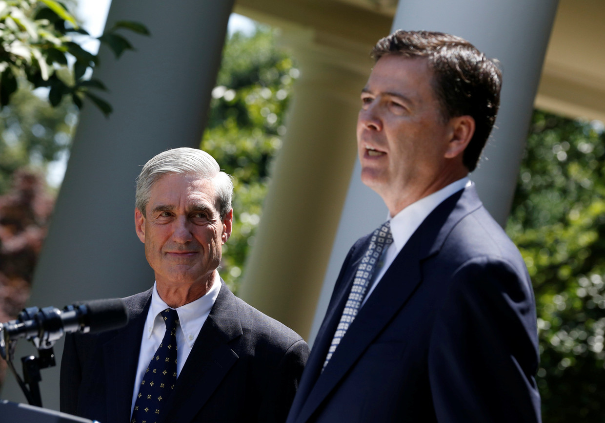 Oud-FBI-directeur Robert Mueller (L) is benoemd tot speciale aanklager in het onderzoek naar de mogelijke Rusland-connecties van president Trumps campagneteam. Naast hem in de tuin van het Witte Huis in 2013 staat James Comey, die toen door president Obama werd aangesteld als Muellers opvolger. Comey werd vorige week door Trump ontslagen. Beeld Reuters