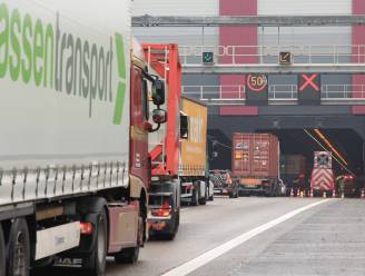 Tot twee uur aanschuiven rond Antwerpen na ongeval aan Kennedytunnel
